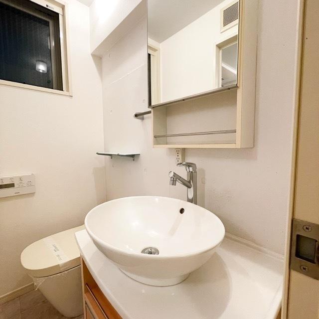洗面台とトイレは併設されています。