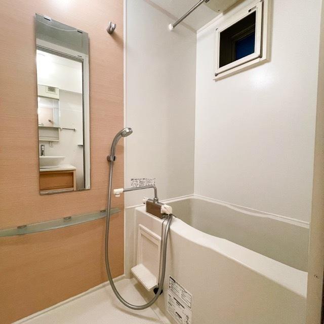 ナチュラルなパネルが導入された浴室です。