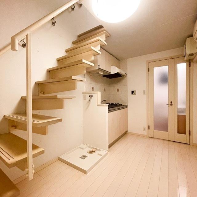 スケルトン階段のある、5.6帖のダイニングキッチン。