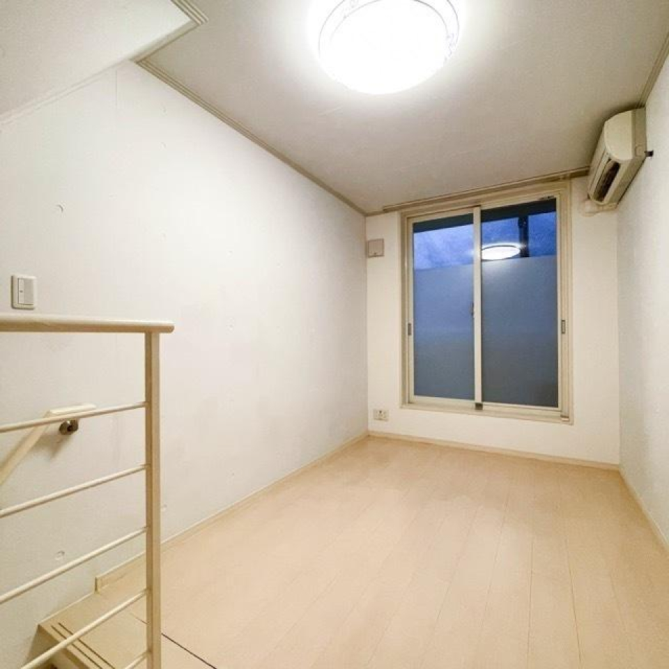 バルコニーへ出られる窓があります。