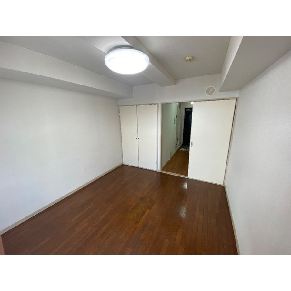 フローリングに白い壁紙のシンプルな内装です。