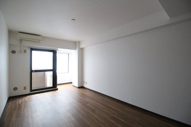 床がダークテイストで、お部屋全体を締めてくれるアクセントに。ダークな床のいいところは、汚れが目立たない！