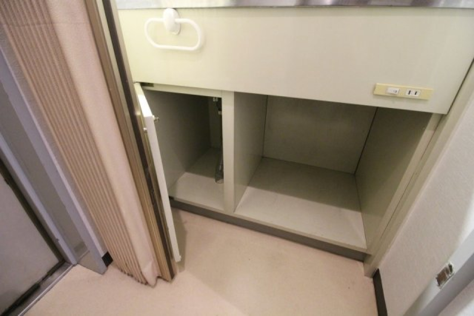 キッチン収納スペース。中に棚を置いたら、より物が入りそうです！