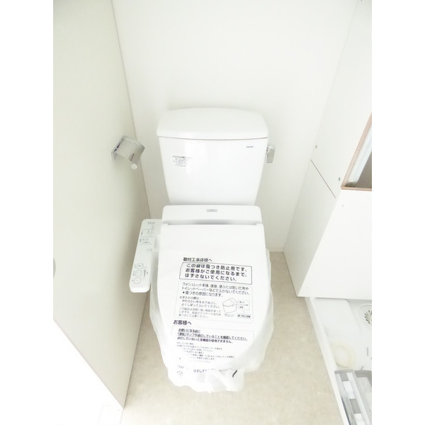 トイレは洗面台の隣にあります。