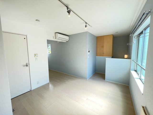 左手に洋室が続いており、右手奥が玄関です。