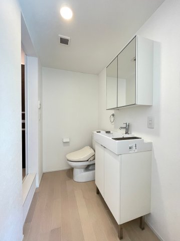 トイレ・洗面台です。左手に浴室があります。