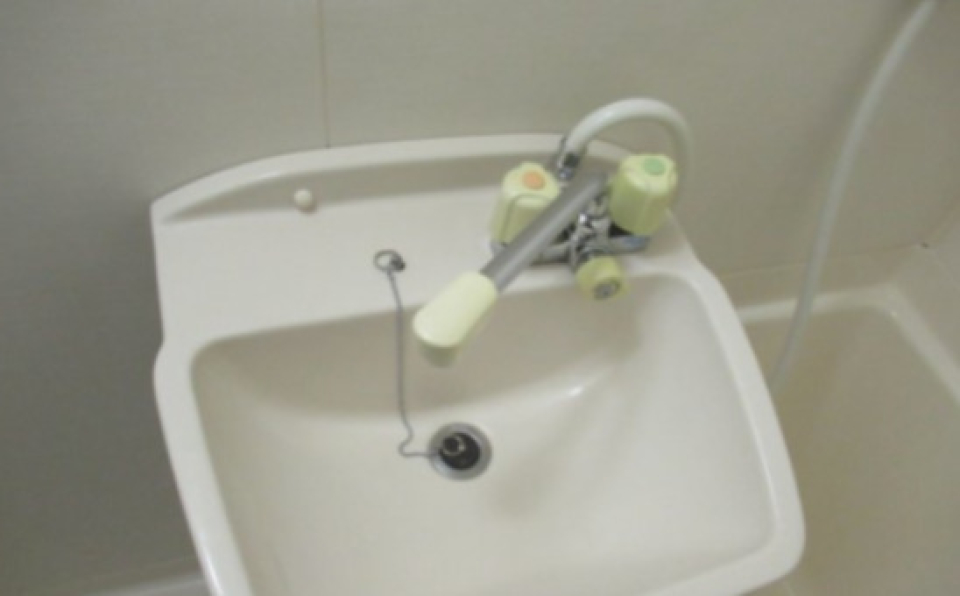 レトロな味わいのある洗面台。