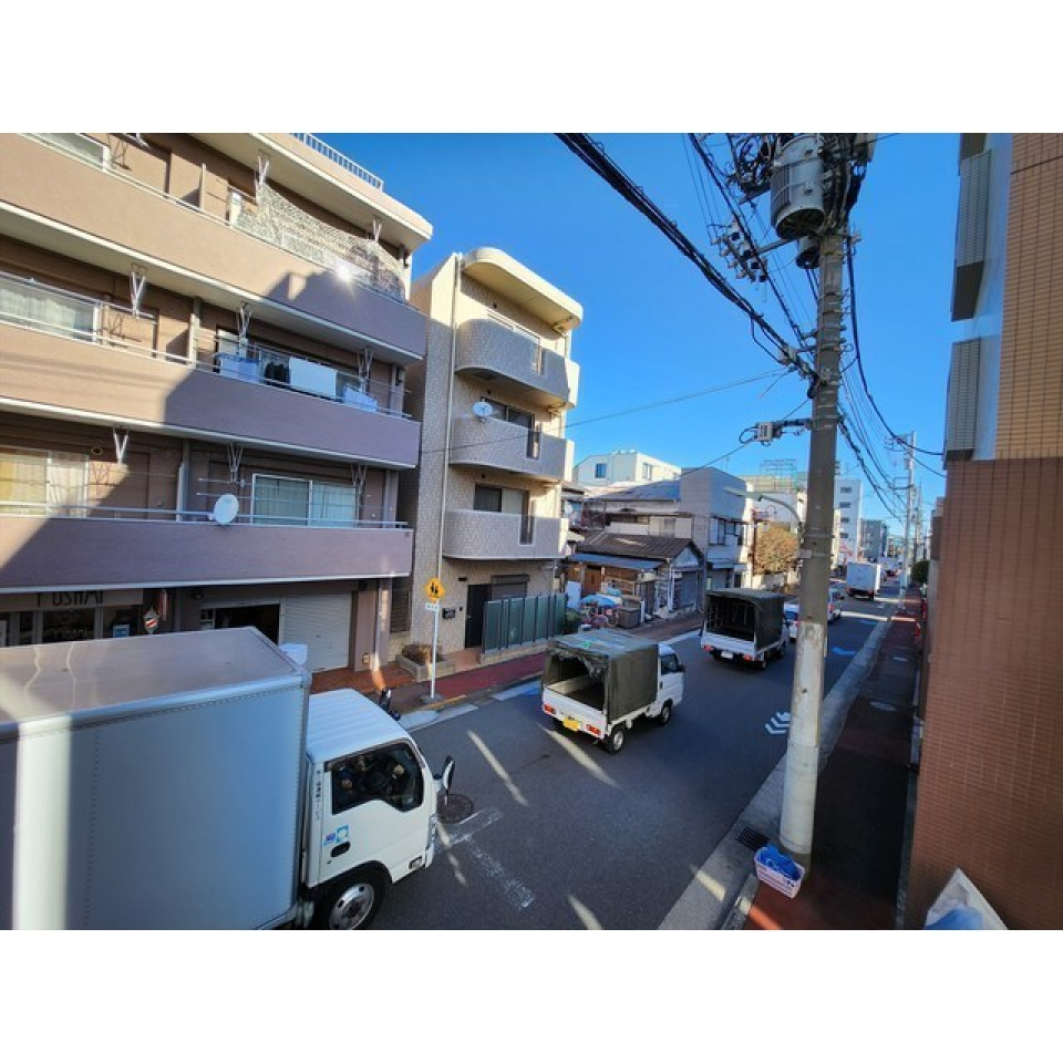 4階建ての建物の3階に位置しています。