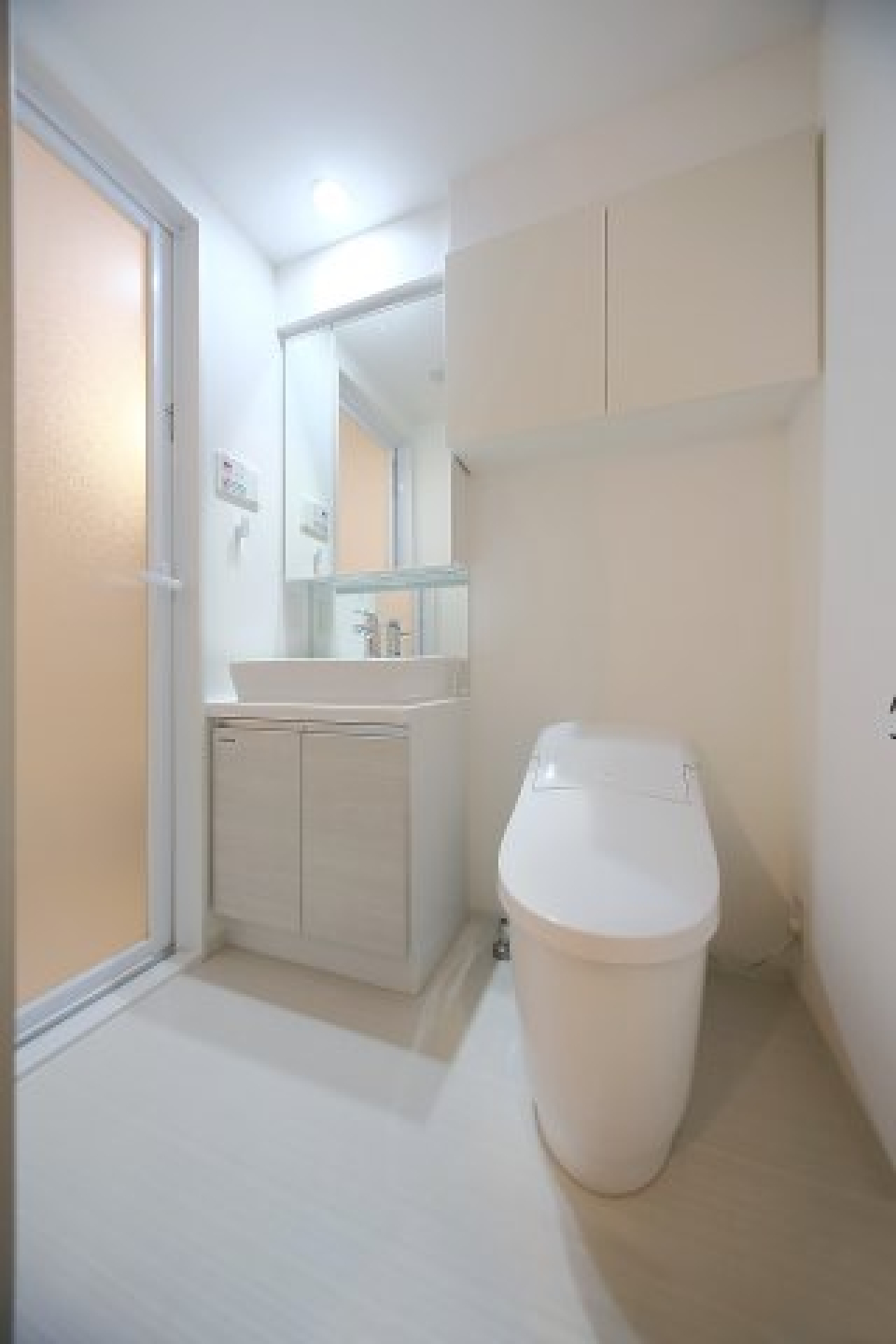 洗面所とトイレ。オシャレ空間だけど、収納能力もちゃんとあるんです。