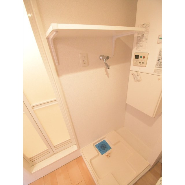 室内洗濯機置場は、上段に棚もついているので色々置けそうです。