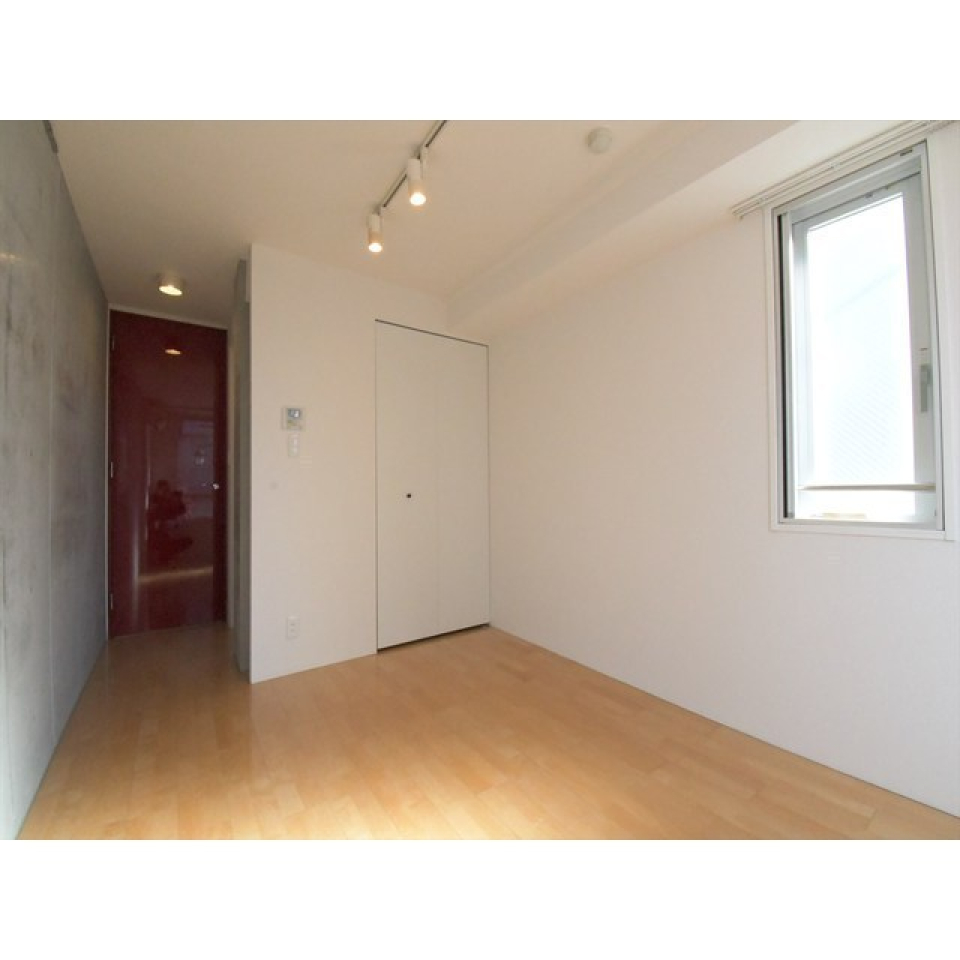 照明がオシャレで、コンクリートウォールがアクセントのお部屋。オシャレな空間に住んでみませんか。