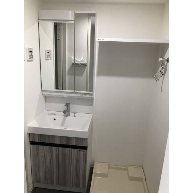 洗面台の隣に洗濯機を置くことが出来ます。