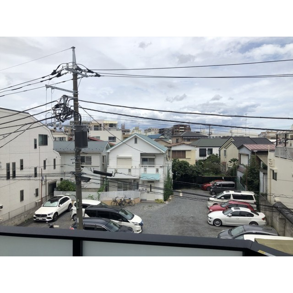 8階の建物の3階に所在しています。