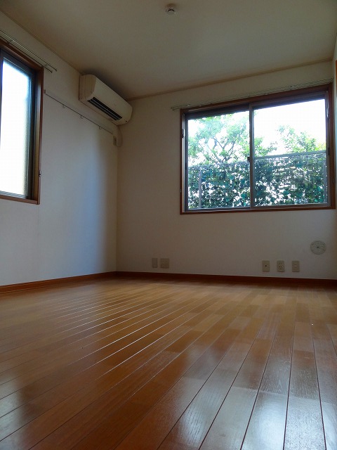 窓から日が入ると、広々してみえるお部屋です。
※写真は同物件他のお部屋の様子です。