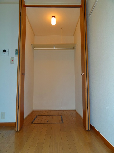 ウォークインクローゼット
※写真は同物件他のお部屋の様子です。