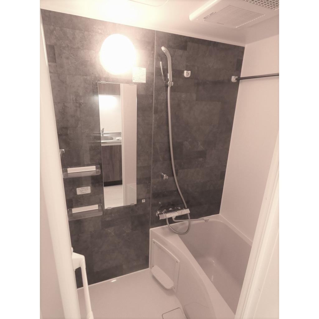 落ち着いたトーンのパネルが導入された浴室です。