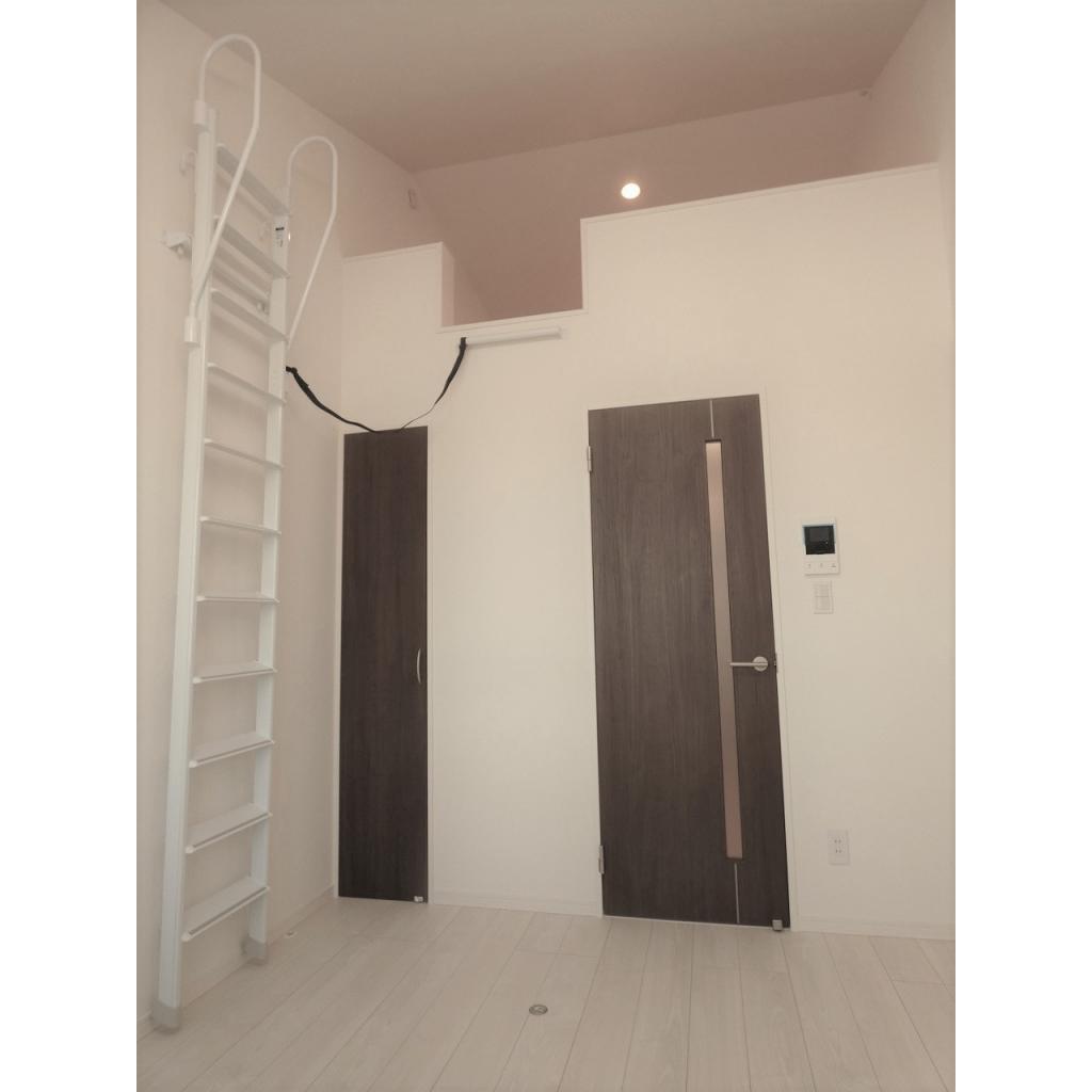 ５．６帖の洋室です。可動式の梯子は手動でつけるひと手間が大事。