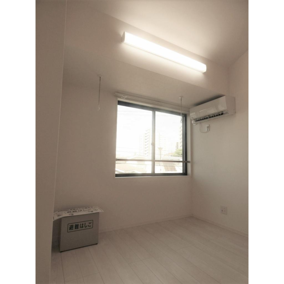 窓のすぐそばに照明が付いています。