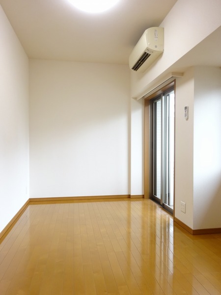 バルコニーに出れる窓から光が入ります。