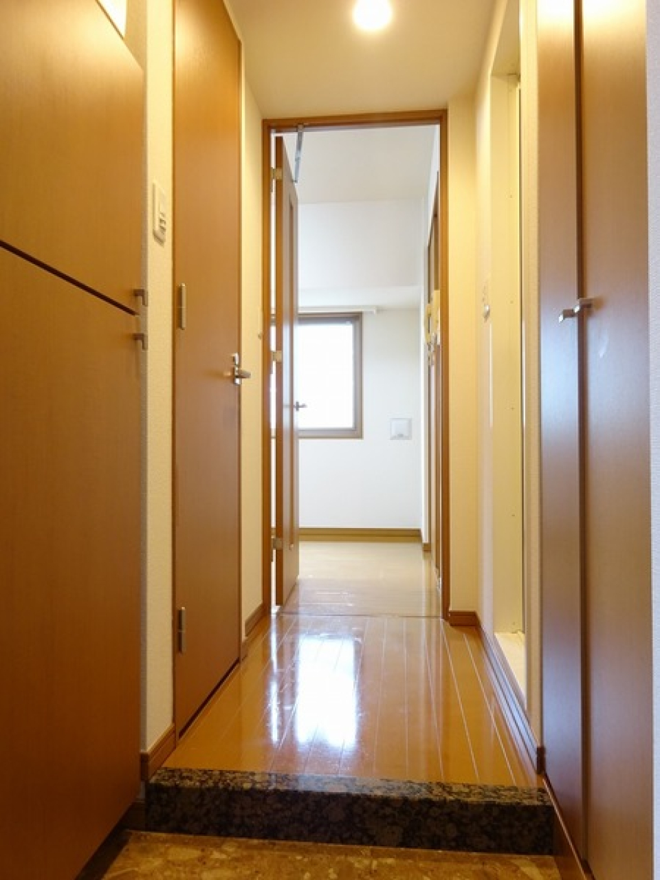 玄関の右手には洗濯機を置くことが出来ます。