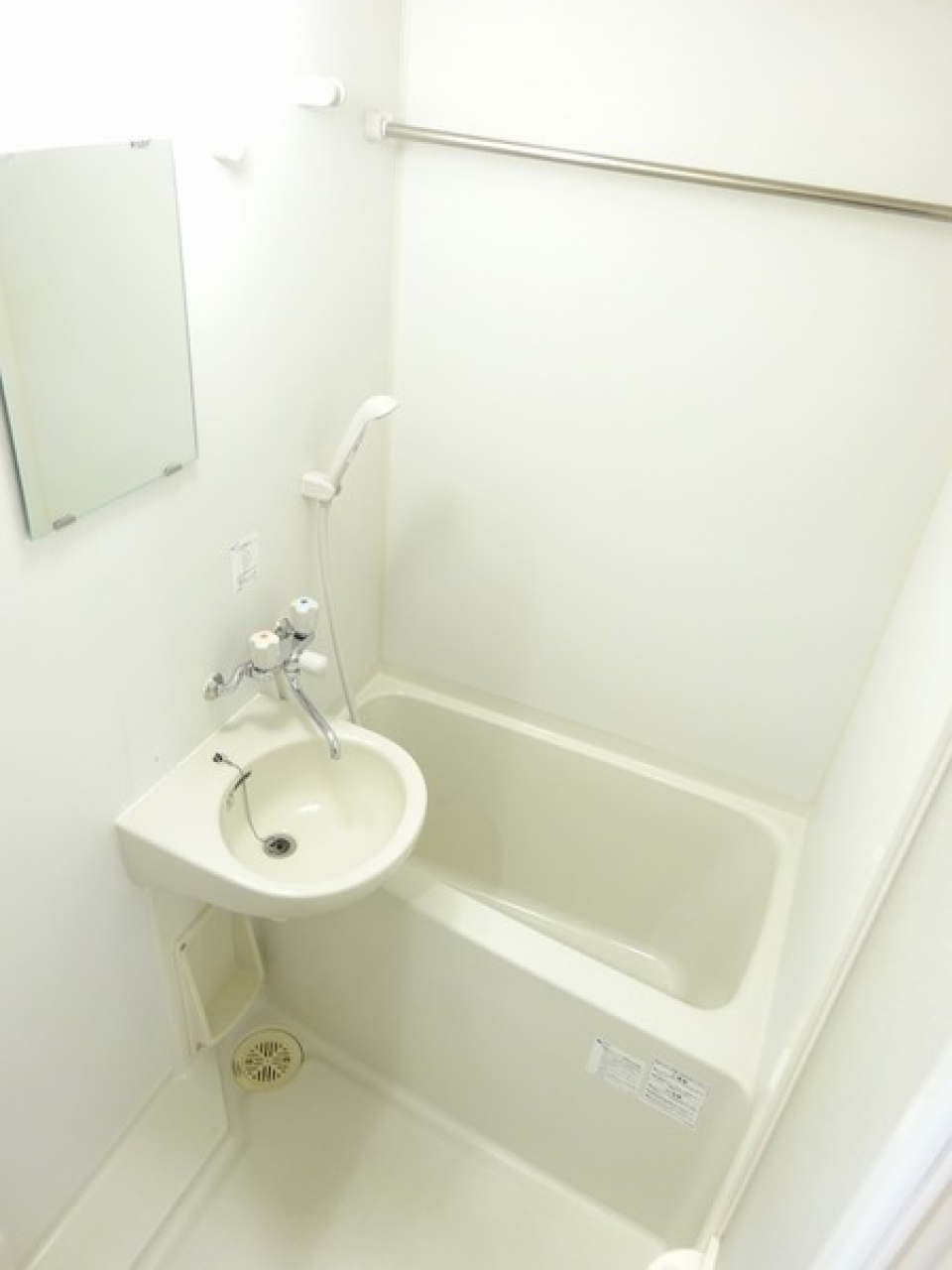 浴槽と洗面台は併設されています。