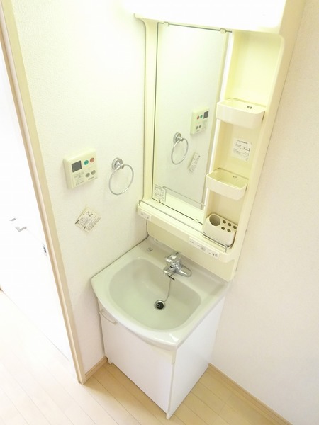 洗面台は独立して設置されています。