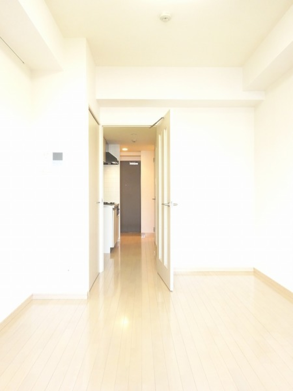 ナチュラルなフローリングに白い壁紙のナチュラルな洋室です。