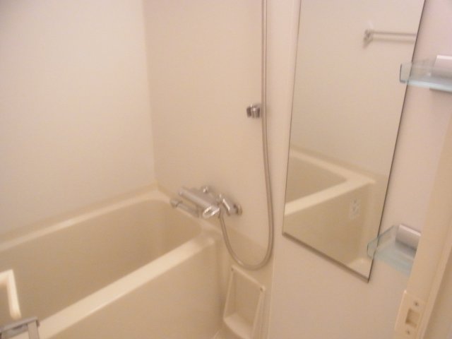 白くまとめられた浴室です。※参考写真