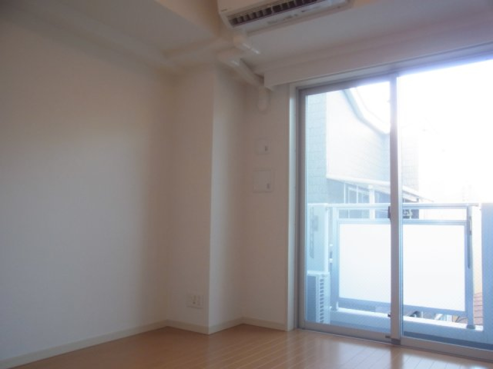 東向きのお部屋です。※参考写真