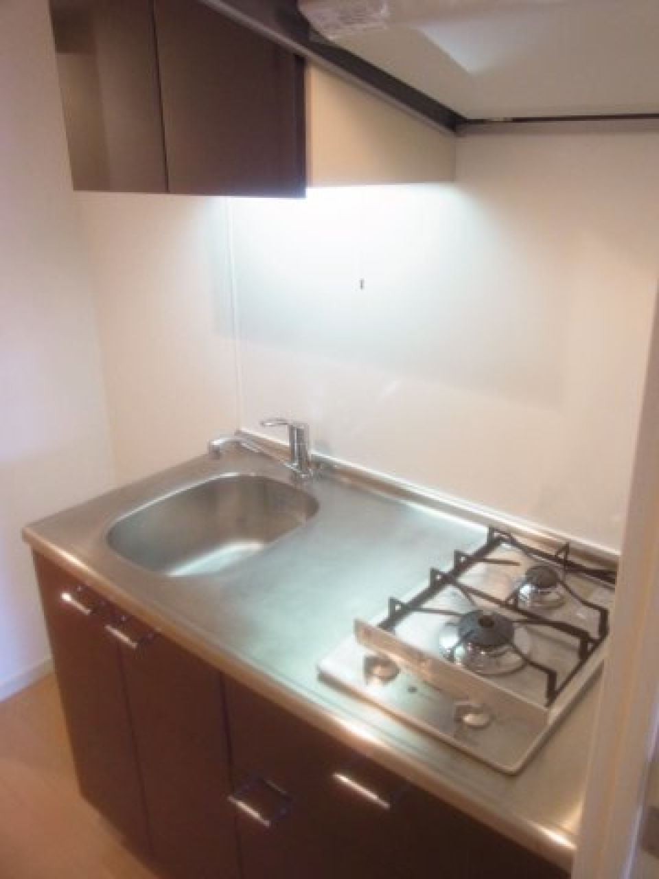 2口のコンロが設置されているコンパクトなキッチン。※参考写真