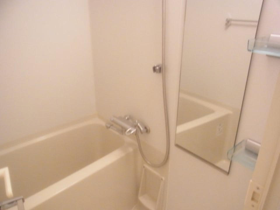 白くまとめられた浴室です。※参考写真