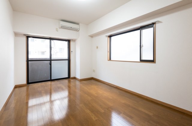 角部屋で窓が2つあります。