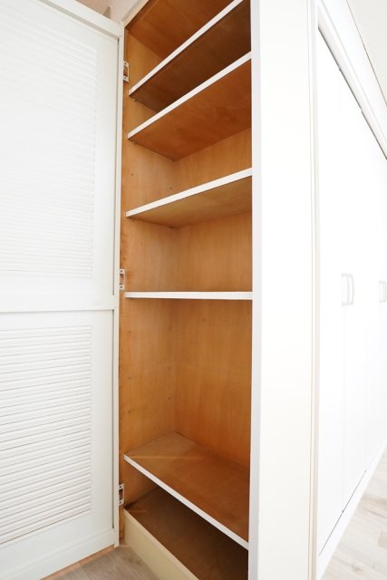 棚がいくつも分かれていて、使い勝手が良さそうな収納スペースです。