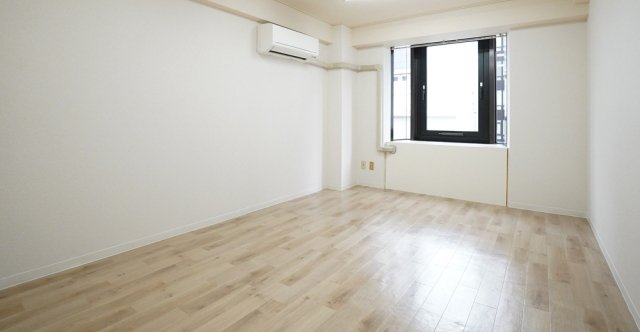 壁は白く、光が入ると広々として見えるのがこの部屋の特徴です。