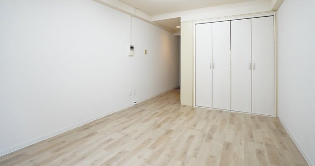 床はウッドテイストで落ち着いた雰囲気に。照明など変えて雰囲気を変えるのも◎