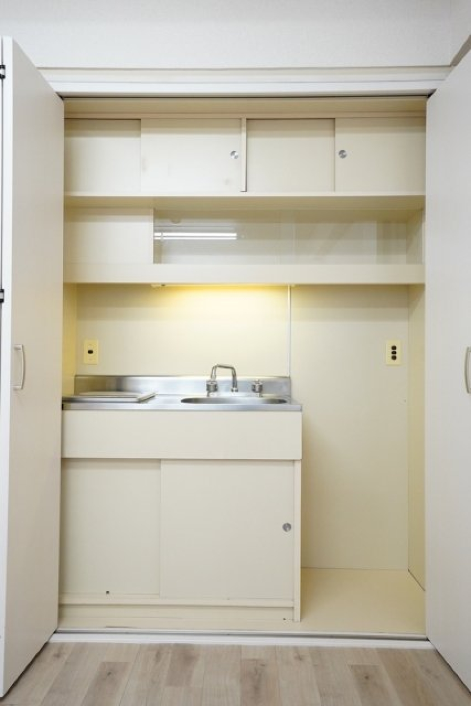 キッチンはコンパクトながら、収納能力は十分に！キッチン回りは備品が多いので、助かりそうです♪