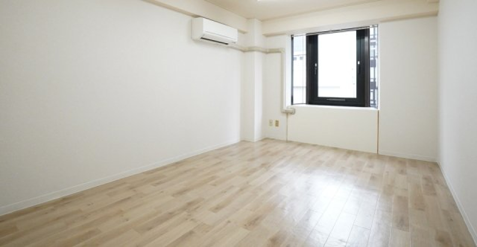 壁は白く、光が入ると広々として見えるのがこの部屋の特徴です。