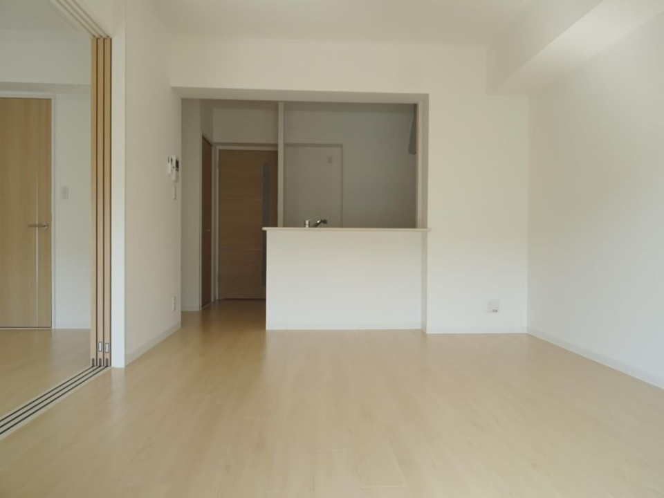 白基調で清潔感のあるリビング