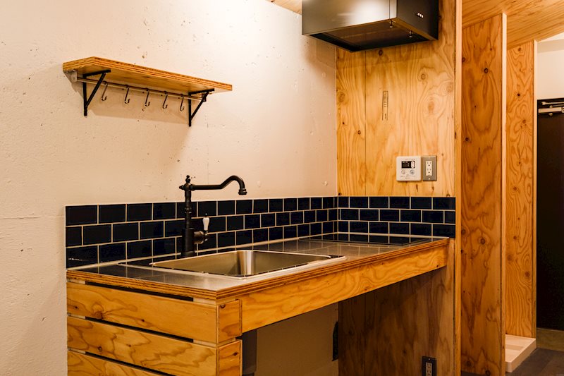 キッチンには深みのあるブルーのタイルを配置。お部屋の差し色になっている。