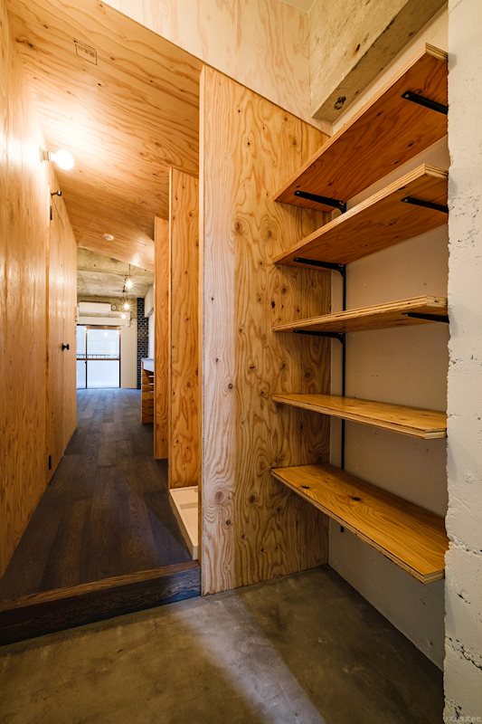 たっぷり収納できる可動棚のシューズラック。