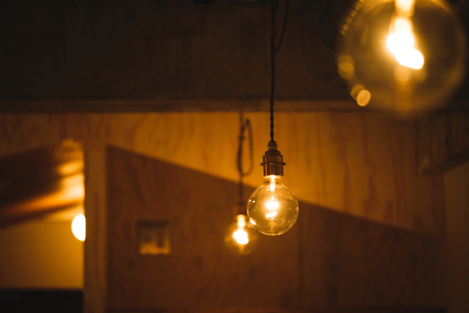 ペンダントライトがムードある雰囲気を演出している。