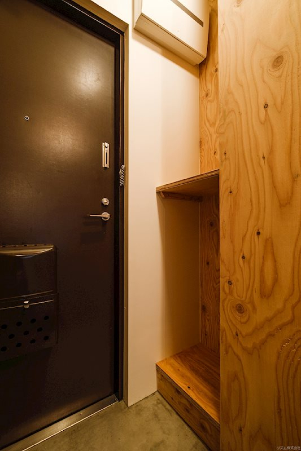 お出かけに必須の小物を置いておける棚。こういう気遣いが嬉しい。