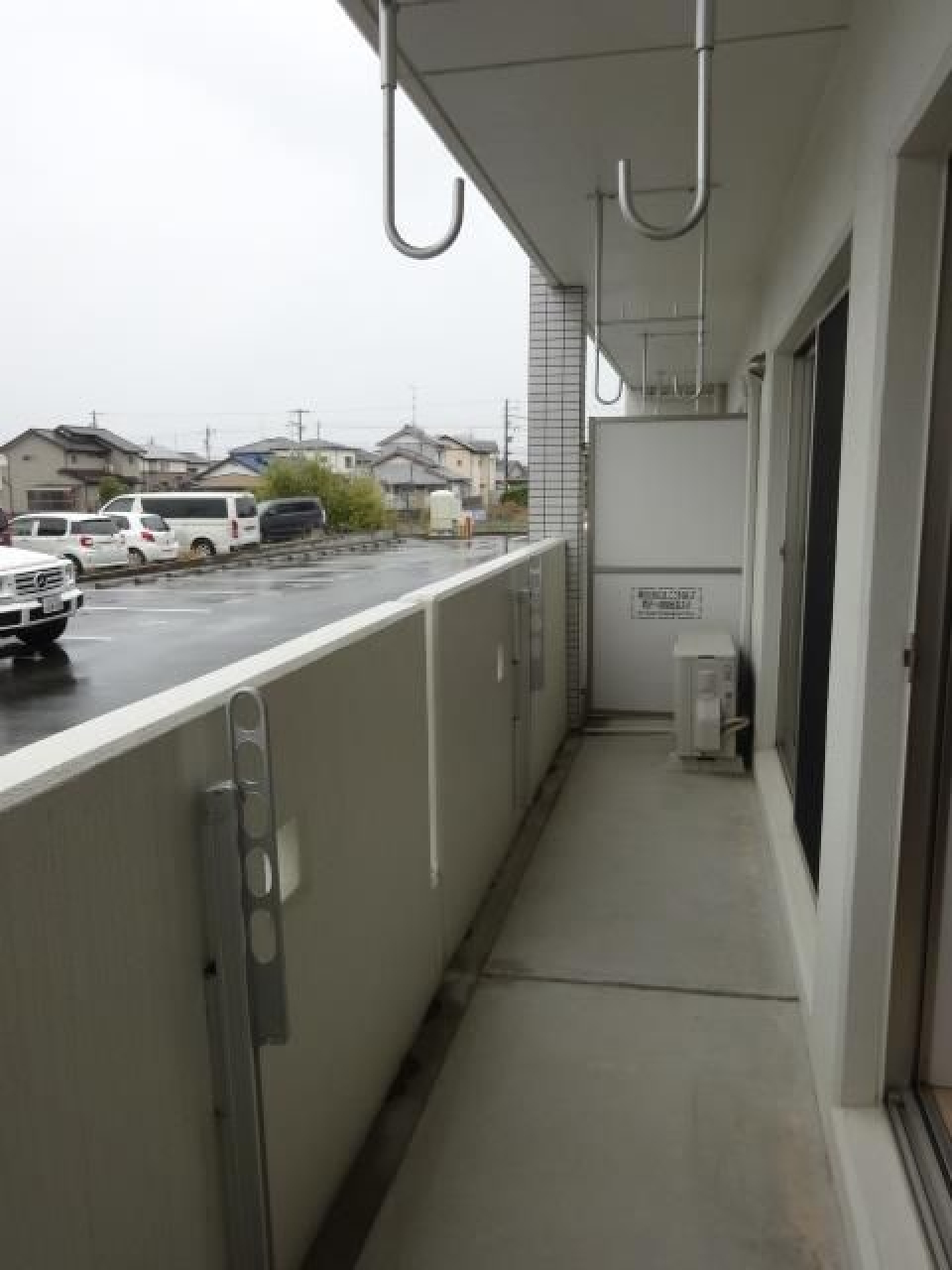 窓からはバルコニーに出られます