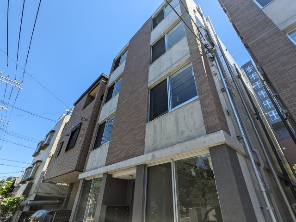 4階建ての建物の4階に所在しています。