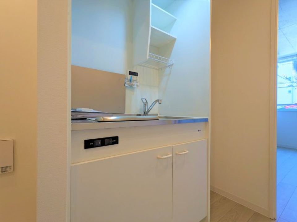 2口のIHが設置されたコンパクトなキッチン。