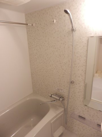 白くまとめられた浴室です。