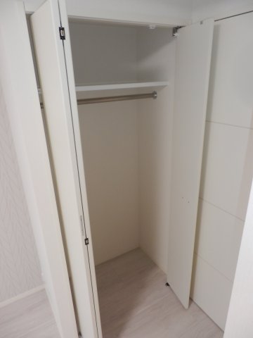 洋室にクローゼットが完備されています。