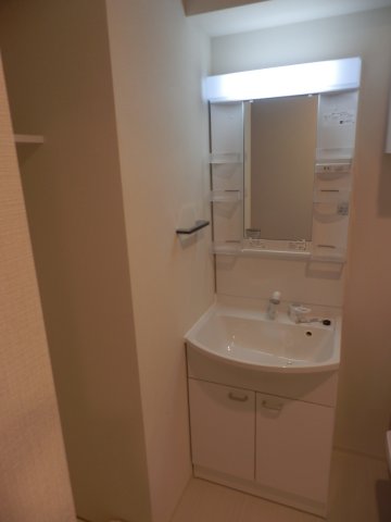 トイレの横に洗面台があります。