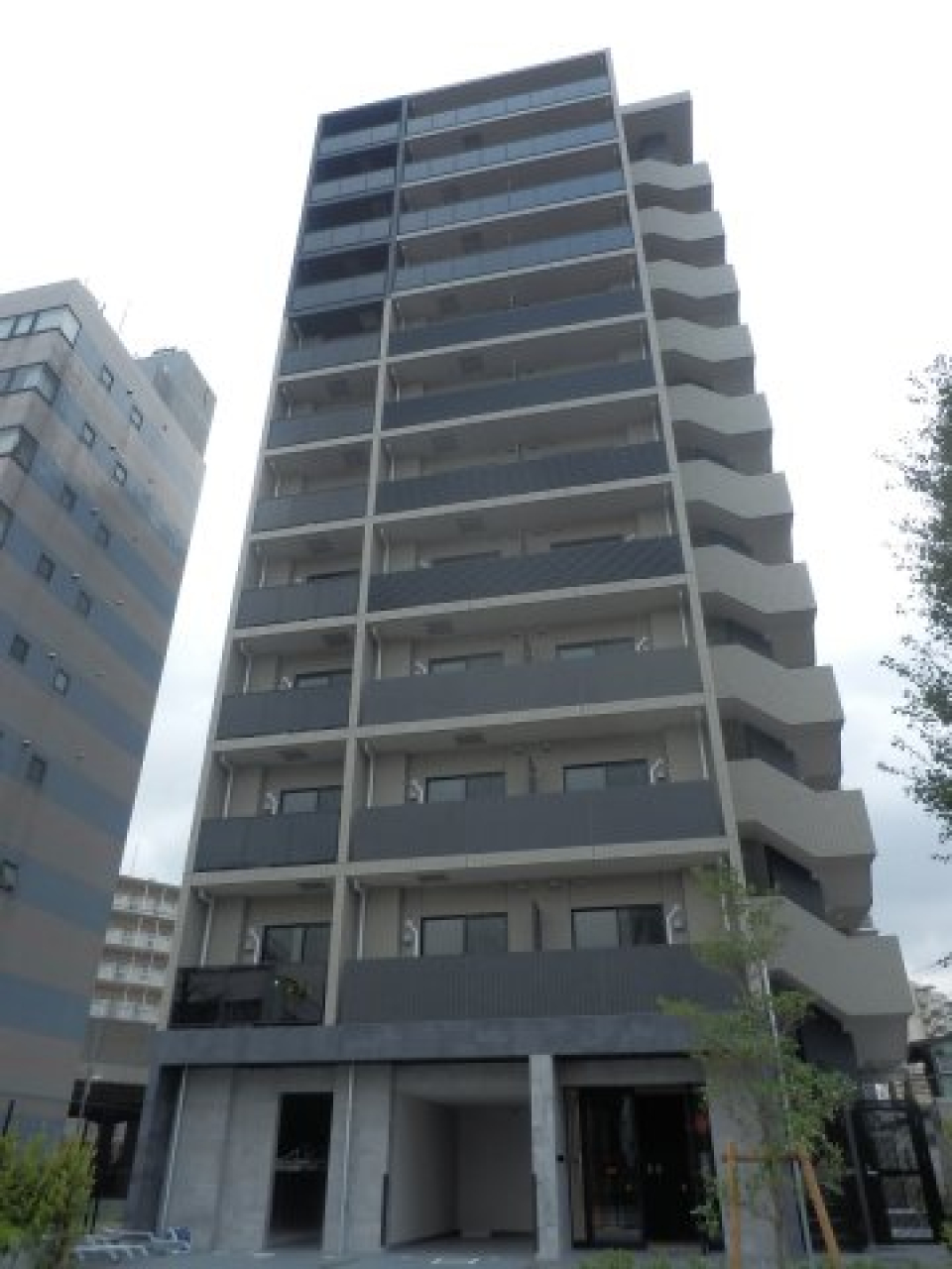 １２階建ての建物の８階にあるお部屋です。