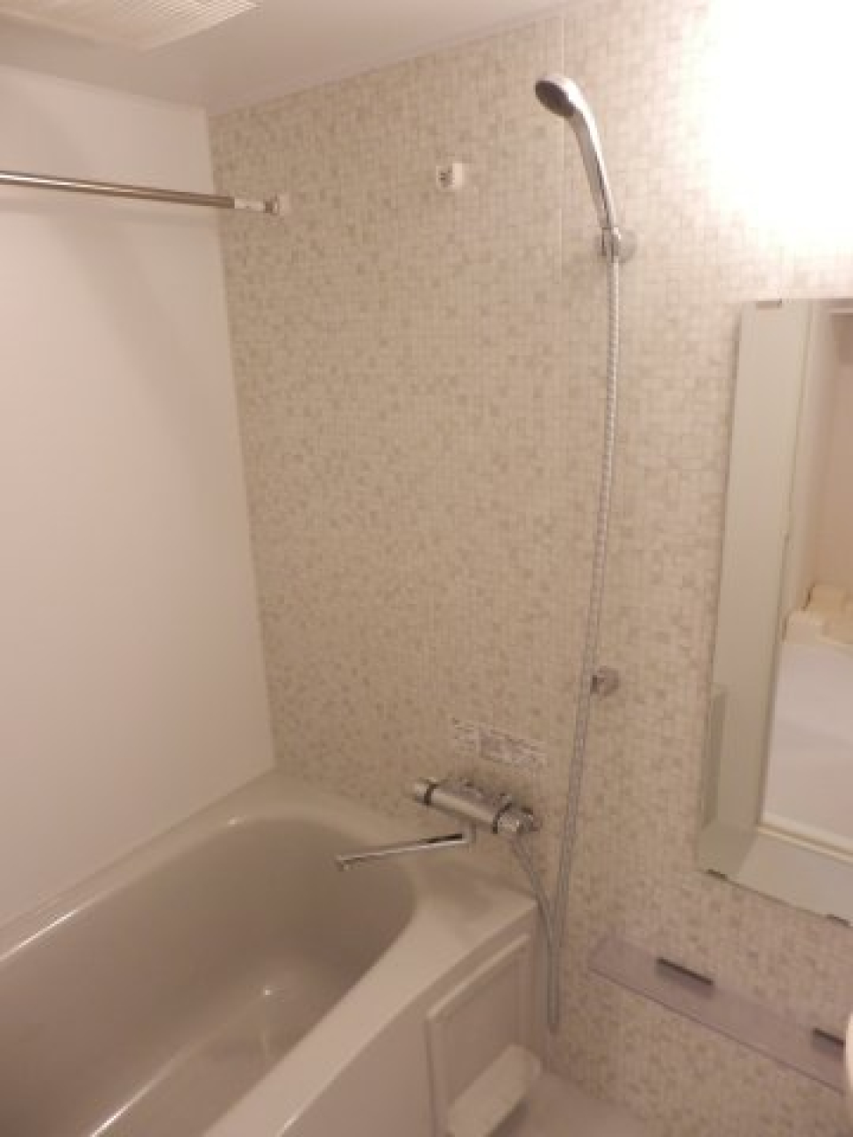 白くまとめられた浴室です。